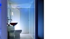 Pod minimalistickou koupelnou je podepsaný jako autor Philippe Starck.
