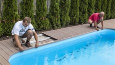 Roman �légr (vlevo) p�i montá�i zakon�ovacích li�t