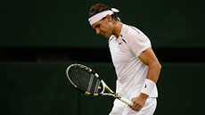 Bolestivé grimasy Rafaela Nadala mluví za ve, kolena bolí.