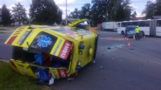 V �eských Bud�jovicích se srazila houkající sanitka s fiatem, p�t lidí muselo