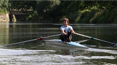 Jeden z mladých vesla olomouckého veslaského klubu pi tréninku na ece