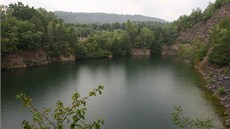 Zatopený lom Olovec, který se nachází nedaleko Hranic.