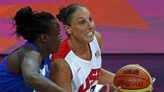 Americká basketbalistka Diana Taurasiová (s míčem) proniká kolem Jennifer
