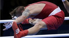VRCHOLNÝ OKAMŽIK. Takhle vysoko vykopne nohy ukrajinský boxer Alexandr Usyk.