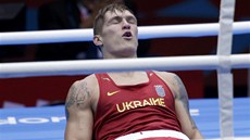 CHVÍLE ŠTĚSTÍ. Ukrajinský boxer Alexandr Usyk.jde do kolen, završil svůj