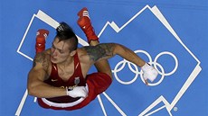 LETÍM. Ukrajinský boxer Alexandr Usyk ve vzduchu. Tančí kozáček na oslavu svého