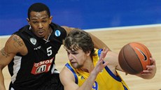 Americký rozehráva� Dante Stiggers (vlevo) v dresu PAOK Solu� brání Jegora