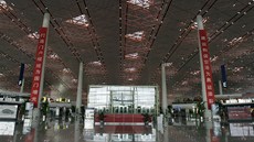 Terminál 3 na mezinárodním leti�ti v Pekingu proslul nejdel�í vzdáleností od