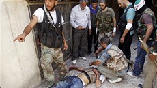 Písluníci Syrské svobodné armády se shlukují nad svým zabitým velitelem (14.
