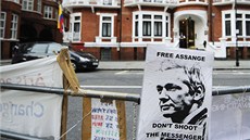 Na bariéry ped ekvádorskou ambasádou v Londýn vyvsili Assangeovi píznivci