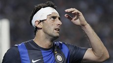 ACH JO... Diego Milito z Interu Milán lituje promarn�né �ance.