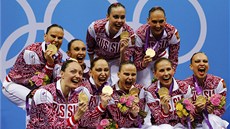 MÁME ZLATO! Ruské akvabely pózují se zlatými medailemi krátce po svém vítzství.