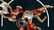 BRÁNN TEMI. panlský basketbalista Marc Gasol proti pesile ruských