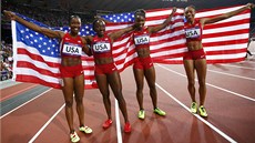ZLATÁ A REKORDNÍ TAFETA. Americká enská tafeta vyhrála závod na 4 x 100 m v