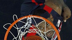 RAD�I SI T� POHLÍDÁM. LeBron James práv� skóruje proti Argentin�.