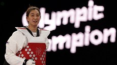 OLYMPIJSKÁ ŠAMPIONKA. Korejka Hwang Kjong-son obhájila v Londýně v taekwondu v