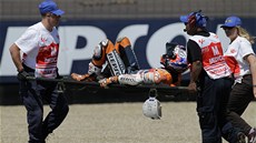 A DO NEMOCNICE. Casey Stoner po pádu v kvalifikaci Velké ceny Indianapolis.