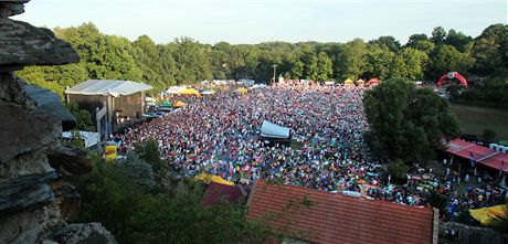 Fanouci zaplnili o víkendovém festivalu areál u hradu Okoe.