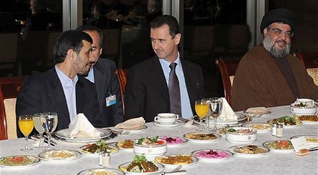 Spojenci. Íránský prezident Mahmúd Ahmadíneád (vlevo), jeho syrský protjek...