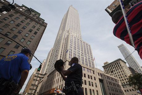 Policisté ped Empire State Building v New Yorku. Proputný zamstnanec