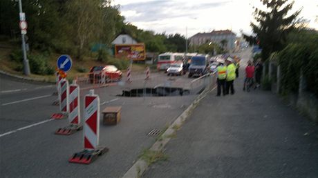 Propad silnice v Proseck ulici v Praze (26. srpna 2012) || omlouvme se za