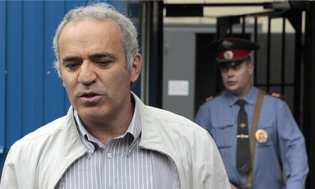 Garri Kasparov poté, co ho zadrela ruská policie bhem protest u vynáení