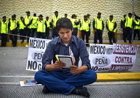 Lidé v Mexico City v roce 2012 proti plánované reform protestovali.
