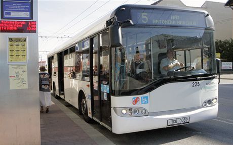 Na lince íslo 5 v eských Budjovicích obvykle jezdí trolejbusy. Nyní kvli