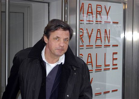 Petr Sís ped galerií Mary Ryanové v newyorské tvrti Chelsea - (leden 2008)
