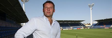 Svatopluk Habanec, nový kou Slovácka, pózuje na stadionu v Uherském Hraditi.