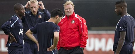 Ronald Koeman, kou Feyenoordu Rotterdam, bhem tréninku se svými svenci