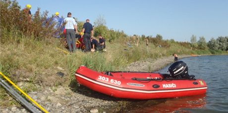 Záchranái oivují patnáctiletého chlapce, který se tém hodinu topil pod