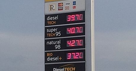 idii u pump pláí nad cenou benzinu. Ta se vyplhala do rekordní výe. Ilustraní foto