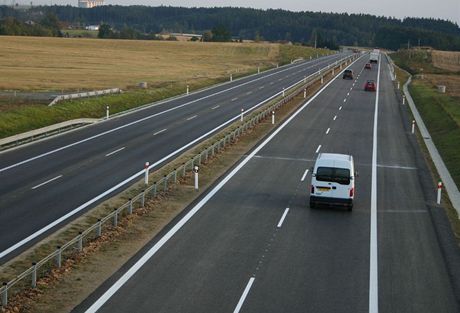 Jiní tangenta se u Roudného propojí pes mimoúrovovou kiovatku s dálnicí D3 (na snímku).