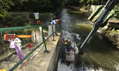 Povodí Moravy pidalo na nebezpený jez v Olomouci-epín záchranné prvky,