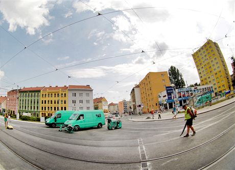 Prázdninová výluka na Mendlov námstí v Brn koní, dlníci dokonují poslední...