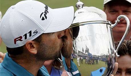 panlský golfista Sergio García s trofejí pro vítze Wyndham Championship. | foto: AP