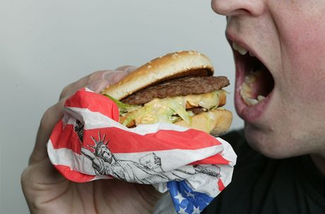 Zatímco eský aják si vydlá na jeden hamburger v prmru za 24 minut, britský za necelých deset minut. Ilustraní snímek