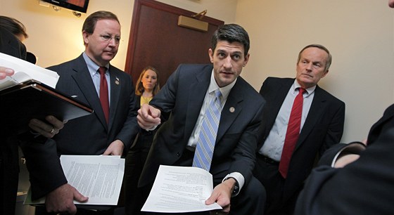 Republikánský kandidát na viceprezidenta USA Paul Ryan (uprostřed) a člen