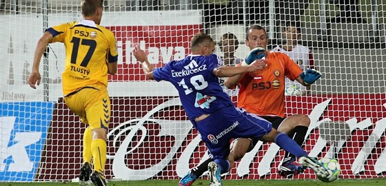 GÓLOVKA. Michal Hubník (v modrém) druhý gól Olomouce nevstelil, nepekonal