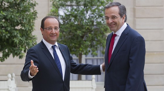 Francouzský prezident Francois Hollande (vlevo) pi setkání s eským premiérem