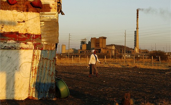 ena kráí ped domem v JIhoafrické republice. Ilustraní snímek