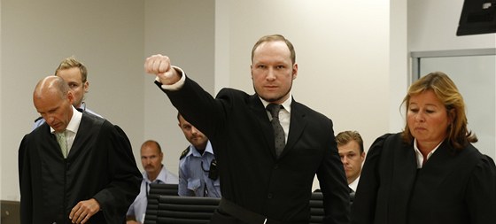 Anders Behring Breivik po píchodu k soudu, kde si vyslechl rozsudek. Po jeho