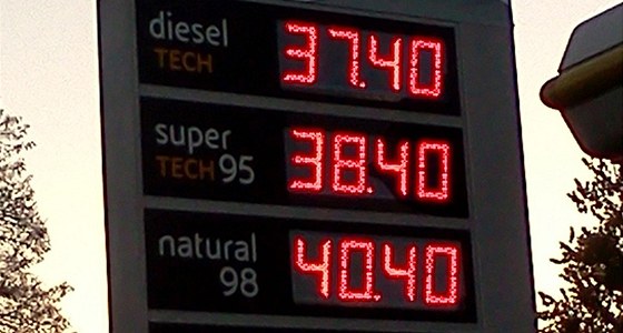 Ceny nafty jsou dlouhodob nií ne u benzinu. Ilustraní foto