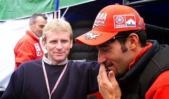 Wayne Rainey (uprosted) pi rozhovoru s týmovým jezdcem Massimilianem Biaggim 