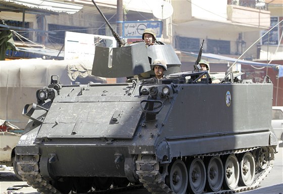 ZVLÁDNOU KRIZI? Libanontí vládní vojáci jedou ulicí, která v Tripolisu