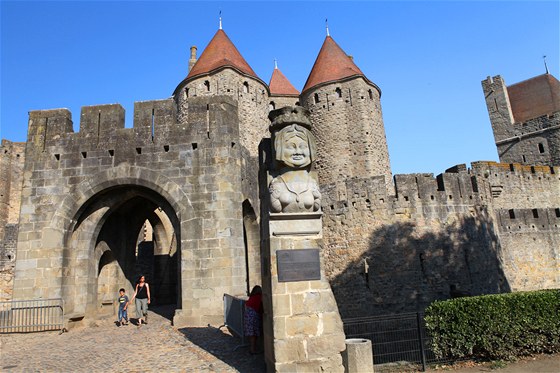 Pi vstupu do Carcassonnu si pipadáte jako v pohádce. Ovem a na ty davy...