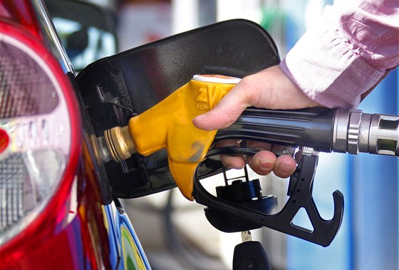 Čeští řidiči se dočkají levnějšího benzinu. Ilustrační foto
