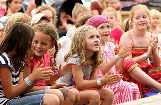 Festival cirkusu a nového divadla Letní Letná není zdaleka jen pro dosplé. Skvle se tu baví i dti.