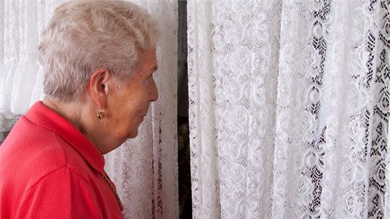 Zatuchlým ajem se rozhodla eit 85letá seniorka dlouhodobé sousedské neshody. Dostala za to ptisetkorunovou pokutu. Ilustraní snímek
